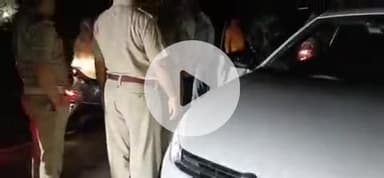 झांसी: प्रेम नगर रेलवे कॉलोनी के पास नशे में धुत कार सवार लोगों को पुलिस ने पकड़ा, वीडियो हुआ वायरल