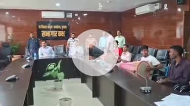 गुमला: करमा पूजा को लेकर छात्रावासों के विद्यार्थियों के बीच मांदर का वितरण