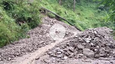 घाट: नंदानगर-नंदप्रयाग मोटर मार्ग छीड़ा के पास लगातार मलबा गिरने से लोगों को आवागमन में हो रही परेशानी