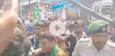 पटना ग्रामीण: डाक बंगला चौराहे पर राहुल गांधी के भाषण में दो युवकों ने दिखाया काला झंडा, पुलिस ने उठाया