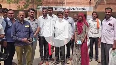 बाड़मेर: खाद्य सुरक्षा के गिव अप अभियान के तहत ग्रामीणों ने अपात्र घोषित करने को लेकर जिला रसद कार्यालय में की शिकायत