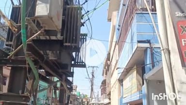 मुंगेर: नीलम सिनेमा के पास घर के सामने लगे ट्रांसफार्मर को हटाने के लिए मकान मालिक ने विद्युत विभाग से की मांग