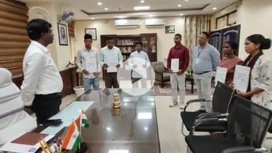 कांके: समाहरणालय में उपायुक्त ने अनुकंपा आश्रितों को सौंपा चौकीदार नियुक्ति पत्र, नशामुक्ति का दिया संदेश