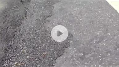 डुंडा: ब्रह्मखाल तलोग में यमुनोत्री राजमार्ग का सौ मीटर हिस्सा भूधंसाव की चपेट में आया, राजमार्ग पर उभरी गहरी दरारे