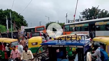 कन्नौज: कन्नौज शहर के गैस एजेंसी क्रॉसिंग पर गलत तरीके से रोडवेज बस घुमा देने से लगा लंबा जाम, राहगीर हुए परेशान