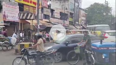 बरेली: नगर निगम की टीम ने नॉवल्टी चौराहे पर अभियान चलाकर सड़क किनारे के पोस्टर और बैनरों को हटाया