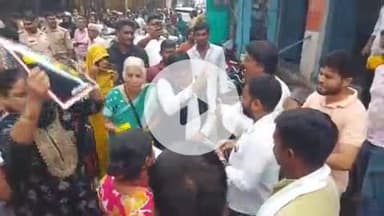 झांसी: शहर में कांग्रेस दफ्तर पर प्रदर्शन करने पहुंचे भाजपा कार्यकर्ताओं का कांग्रेसियों ने फूल-मालाओं और चॉकलेट से किया स्वागत