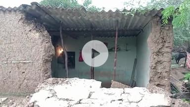 कैलाश चंद बैरवा का लगातार चलते बारिश के मकान की गिरी दिवार जिस मे घर के अंदर रखा सामान खराब होगया  ग्राम राजपुरा बूंदी
