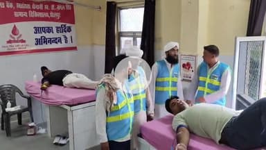 धौलपुर: मुस्लिम समुदाय ने ब्लड बैंक में रक्तदान शिविर लगाया