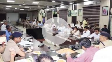 संभल: कलेक्ट्रेट सभागार में जिलाधिकारी और पुलिस अधीक्षक ने शांति व्यवस्था व आगामी त्योहारों को लेकर पीस कमेटी की बैठक की