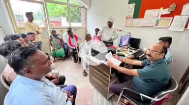 शाहजहांपुर: सांसद अरुण सागर ने आवास कार्यालय पर फरियादियों की समस्याएं सुनीं