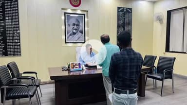 शाहजहांपुर: डीएम ने अपने कार्यालय में जनता दर्शन के दौरान मौजूद फरियादियों की फरियाद को सुना