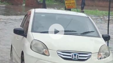 संभल: सरायतरीन में बारिश पड़ने पर पानी की निकासी न होने की वजह से सड़क हुई जलमग्न,लोगों को निकलने में हो परेशानी#Jan samasya