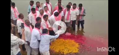 రామడుగు: తిరుమలాపూర్ లో గోదావరి నీళ్లతో తెలంగాణ తల్లి విగ్రహానికి జలాభిషేకం చేసిన చొప్పదండి మాజీ MLA సుంకే రవిశంకర్