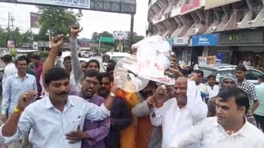 बरेली: राठौर समाज और साहू समाज ने प्रधानमंत्री जी की मां पर की गई टिप्पणी को लेकर राहुल गांधी की अर्थी यात्रा निकाली