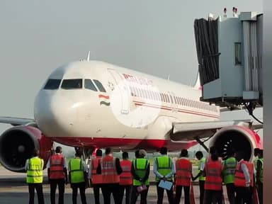 गया टाउन सीडी ब्लॉक: दिल्ली के लिए रोजाना विमान सेवा शुरू, 62 यात्रियों ने भरी उड़ान, निदेशक बांगजीत साहा ने दीप प्रज्वलित कर किया शुभारंभ