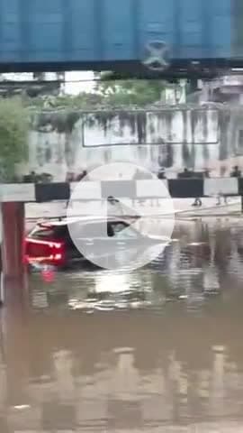 भीलवाड़ा: भीलवाड़ा में गायत्री नगर के निकट रेलवे अंडरब्रिज में बारिश का पानी भरने से एक कार अंडरब्रिज के बीच में फंस गई