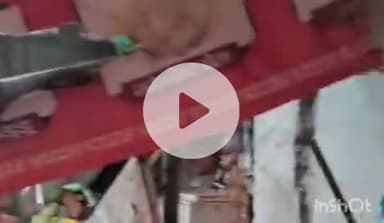 एत्मादपुर: देव कॉलेज के सामने अनियंत्रित ट्रक दुकानों में घुसा, बड़ा हादसा टल गया