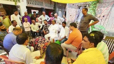 जौनपुर: ग्राम नौली में राज्यमंत्री ने मृतक के परिजनों से मिलकर सौंपी आर्थिक सहायता