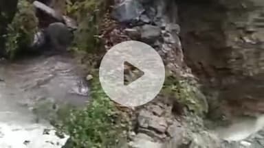 डुंडा: वाण मंजगांव बनगांव मोटर मार्ग सिल्क्यारा नर्सरी के पास हुआ क्षतिग्रस्त