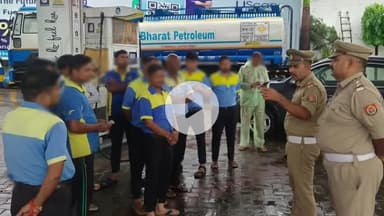 रामपुर: सोमवार को सिविल लाइन क्षेत्र में पुलिस अधीक्षक के निर्देश पर 'नो हेलमेट नो फ्यूल' अभियान चलाया गया