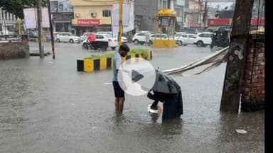 जगाधरी: बरसात के चलते यमुनानगर में जगह-जगह जलभराव, स्थिति से निपटते दिखे अधिकारी और कर्मचारी