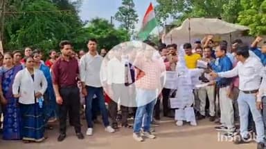 बेमेतरा: बेमेतरा के जय स्तंभ चौक में NHM कर्मचारियों ने संविदा प्रथा का विरोध करते हुए उसके आदेश की प्रतियां जलाईं