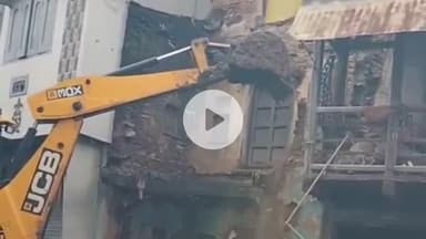 सीतामऊ: महावीर चौक में सीतामऊ नगर परिषद अध्यक्ष के निर्देश पर जर्जर भवन की दीवार JCB से गिराई गई