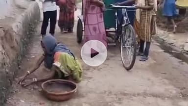 कोटा: वि खं कोटा के ग्राम ढोलमौहा में कीचड़ के बीच भी स्वच्छता की जिम्मेदारी निभा रही महिलाएं