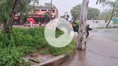 ट्रैक्टर से सड़क जोत कर फैक्ट्री परिषद में पानी डाल दिया गया