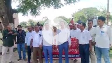 बक्सर: एनपीएस व यूपीएस के विरोध में कर्मियों ने समाहरणालय में काला बिल्ला लगाकर जताया विरोध