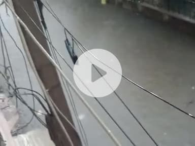 Ludhiana mein Sunday se kafi jyada barish ho raha hai itna jyada pani  chuka hai pata nahin barish kab chhutega itna pan