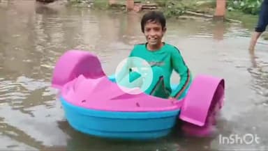 चूरू: चूरू में लगातार बारिश से हुआ जलभराव, मोहल्ले के बच्चे जलभराव में बोटिंग करते नजर आए