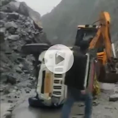 टापरी: ज़िले के रामनी झूला के समीप सड़क पर पलटी पिकअप वाहन, जान के नुकसान की नहीं है सूचना, JCB मशीन ने किया पिकअप को खड़ा