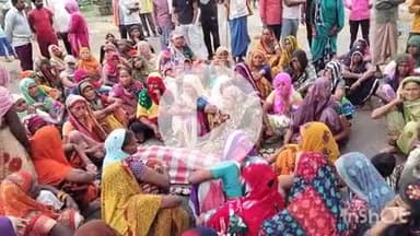 औरैया: फफूंद क्षेत्र के परवाह गांव निवासी युवक की उपचार के दौरान हुई मौत, परिजनों ने शव रखकर किया जाम