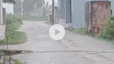 नौगावां सादात: दो दिन से हो रही लगातार बारिश के कारण नौगांवा क्षेत्र के किसानों की फसल बर्बाद