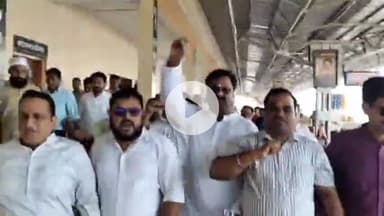 पूरनपुर: स्टेशन पर व्यापार मंडल ने प्रदर्शन किया, बरेली-Delhi ट्रेन व माधोटांडा क्रॉसिंग पर ओवरब्रिज की मांग