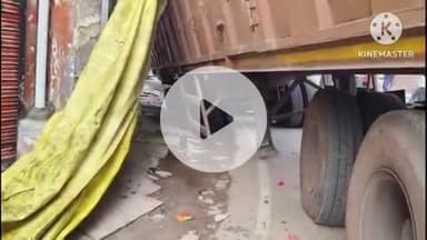 बक्सर: ठठेरी बाजार मोड़ पर ट्रक फंसने से 18 घंटे तक यातायात प्रभावित, स्थिति सामान्य