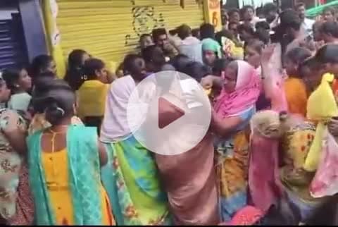 తిప్పర్తి: నల్లగొండ జిల్లా తిప్పర్తి లోని రైతు  అగ్రోస్ వద్ద యూరియా కోసం బారులు తీరిన మహిళలు