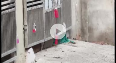 सागर नगर: सागर में घरों के बाहर लटकी लाल बोतलें, लोगों का कहना है कि इससे आवारा कुत्ते घर के बाहर नहीं आते