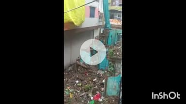 धार: धार शहर के नरसिंह चौपाटी पर गिरा जर्जर मकान, टला बड़ा हादसा