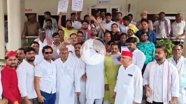 झांसी: किसानों की समस्याओं को लेकर समाजवादी पार्टी ने कलेक्ट्रेट में किया प्रदर्शन, डीएम को सौंपा ज्ञापन