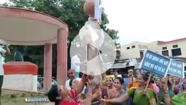 औरैया: मातृशक्ति का उबाल: राहुल गांधी का पुतला फूंका, प्रधानमंत्री की मां के अपमान पर जमकर नारेबाजी