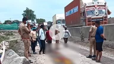 झांसी: झांसी-ग्वालियर राष्ट्रीय राजमार्ग 44 पर फूल विक्रेता को ट्रैक ने मारी टक्कर, 25 वर्षीय युवक की हुई मौत