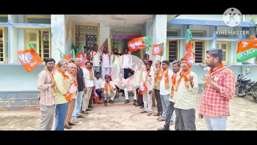 రామన్న‌పేట: రైతులకు యూరియా ను అందించాలని బీజేపీ ఆధ్వర్యంలో తహసీల్దార్ కార్యాలయం ముందు ధర్నా