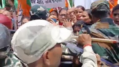 कांके: कांग्रेस भवन का घेराव करने निकली भाजपा महिला मोर्चा, पीएम मोदी के खिलाफ नारे लगाने पर पुलिस ने रोका