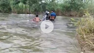 धनौरा: पहाड़ी इलाकों में हो रही बारिश, गजरौला ग्रामीण क्षेत्र में बाढ़ जैसे हालात, ग्रामीण परेशान