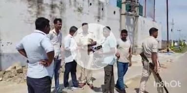 फतुहा: शुकुलपुर ग्रामीण पथ पर गणपति क्लोरोप्लास्ट प्राइवेट लिमिटेड के पास पुलिस ने एक अधेड़ का शव बरामद किया