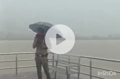 हरिद्वार: भारी बारिश के बीच नमामि गंगे घाट पर उफनाई गंगा, श्यामपुर पुलिस ने लोगों को गंगा से दूर रहने की दी चेतावनी