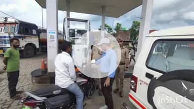 बलरामपुर: पेट्रोल पंपों पर प्रभारी निरीक्षक यातायात द्वारा 'नो हेलमेट, नो फ्यूल' का चलाया गया अभियान